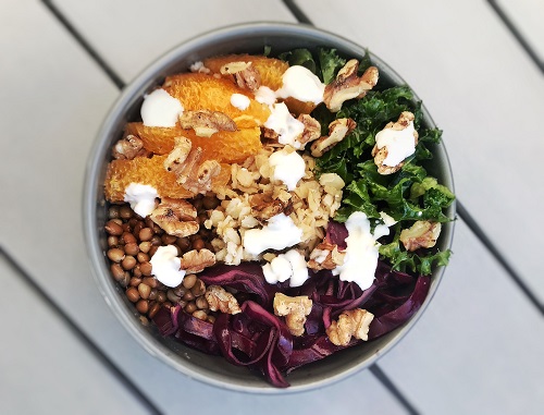 Grönkålsbowl med limedressing